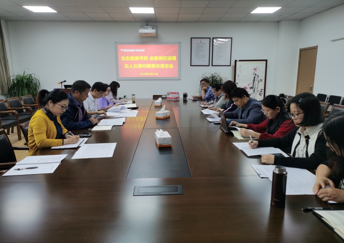 说明: 会议室里的人们描述已自动生成