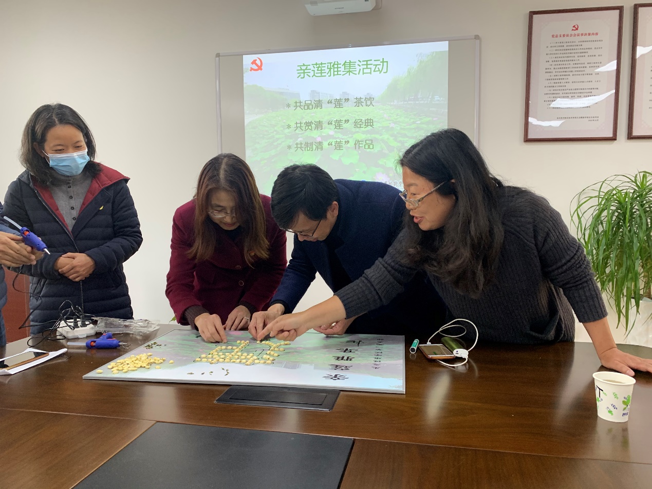 说明: 几个人在桌子前描述已自动生成